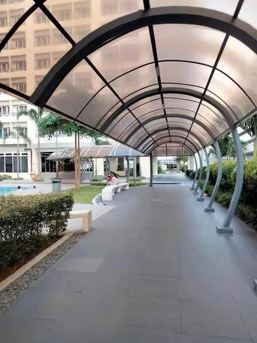Apartment Studio Retreat: Wi-Fi, Netflix & Pool Access near BGC Manila Philippines