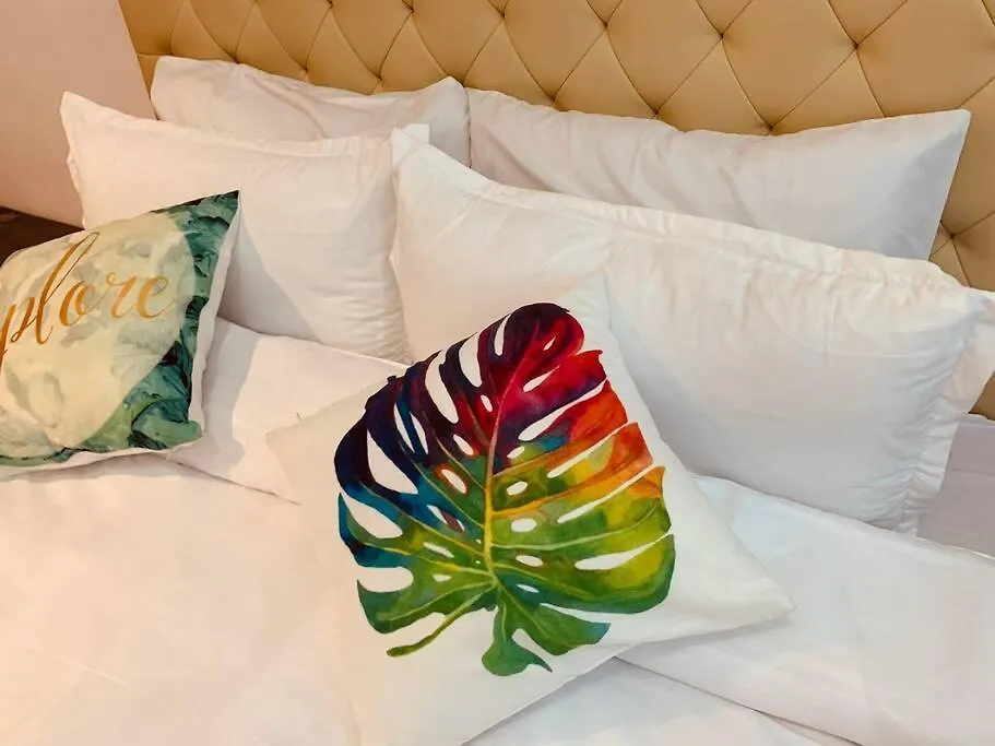 Studio Retreat: Wi-Fi, Netflix & Pool Access near BGC Manila