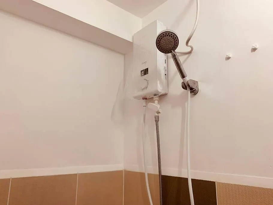 Studio Retreat: Wi-Fi, Netflix & Pool Access near BGC Manila Apartment