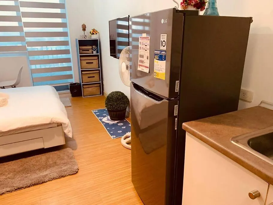 Studio Retreat: Wi-Fi, Netflix & Pool Access near BGC Manila Philippines