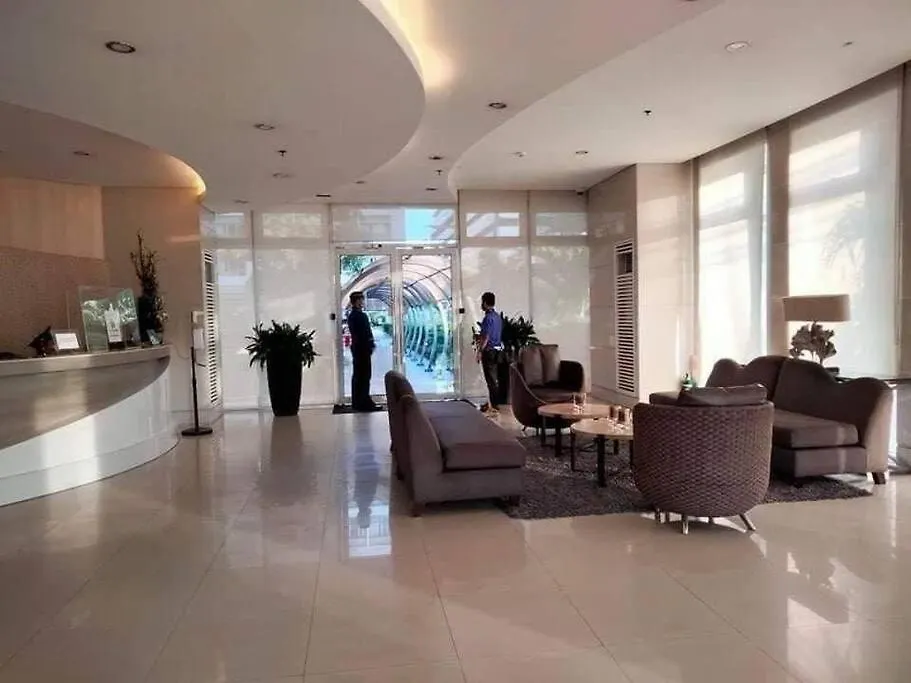 Studio Retreat: Wi-Fi, Netflix & Pool Access near BGC Manila Apartment