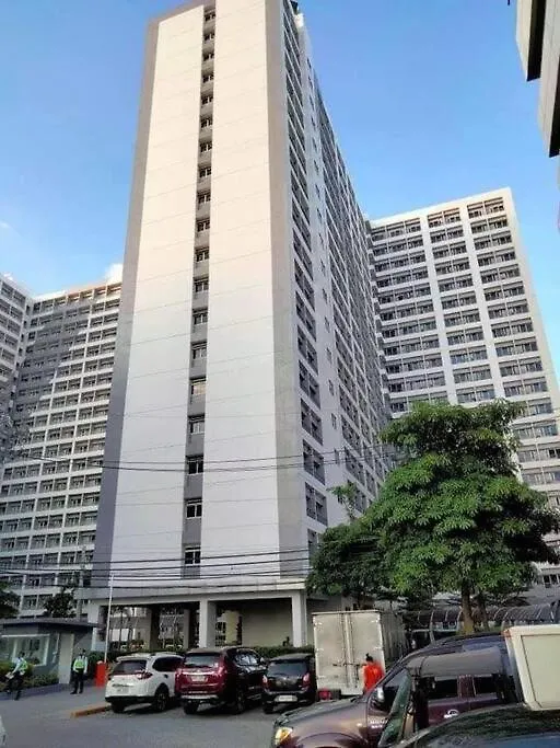 Apartment Studio Retreat: Wi-Fi, Netflix & Pool Access near BGC Manila