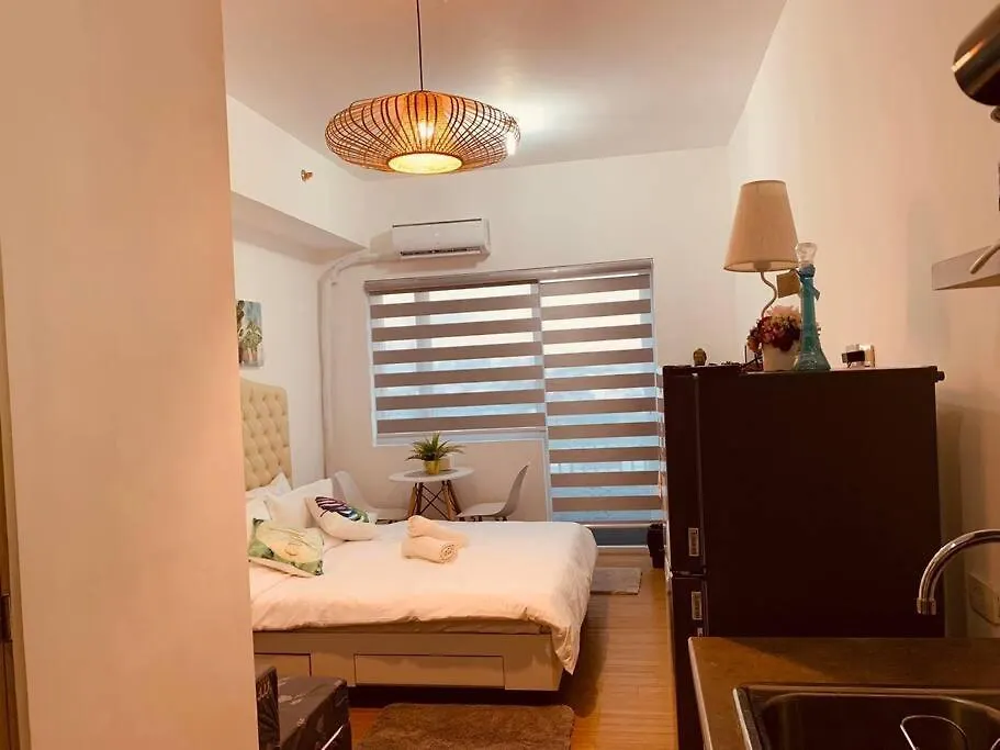 Apartment Studio Retreat: Wi-Fi, Netflix & Pool Access near BGC Manila
