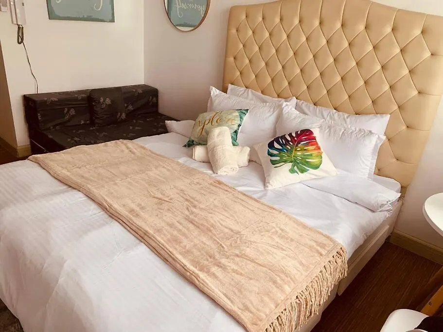 Apartment Studio Retreat: Wi-Fi, Netflix & Pool Access near BGC Manila