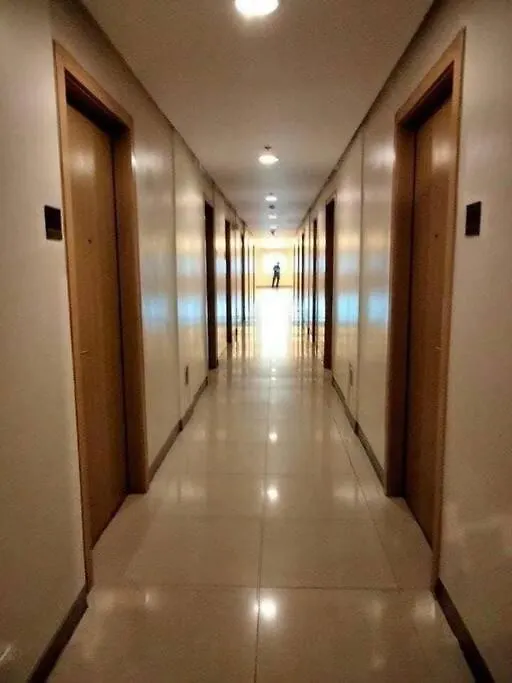 Studio Retreat: Wi-Fi, Netflix & Pool Access near BGC Manila Apartment