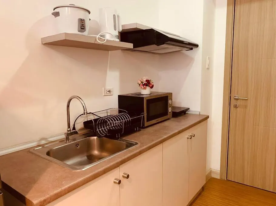 Studio Retreat: Wi-Fi, Netflix & Pool Access near BGC Manila Apartment