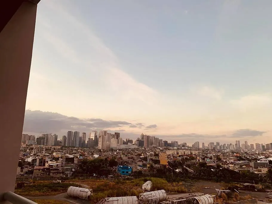 Studio Retreat: Wi-Fi, Netflix & Pool Access near BGC Manila