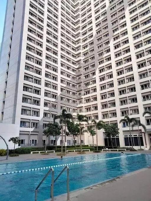 Studio Retreat: Wi-Fi, Netflix & Pool Access near BGC Manila Philippines