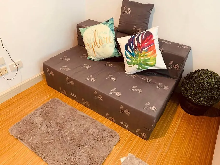 Studio Retreat: Wi-Fi, Netflix & Pool Access near BGC Manila Philippines