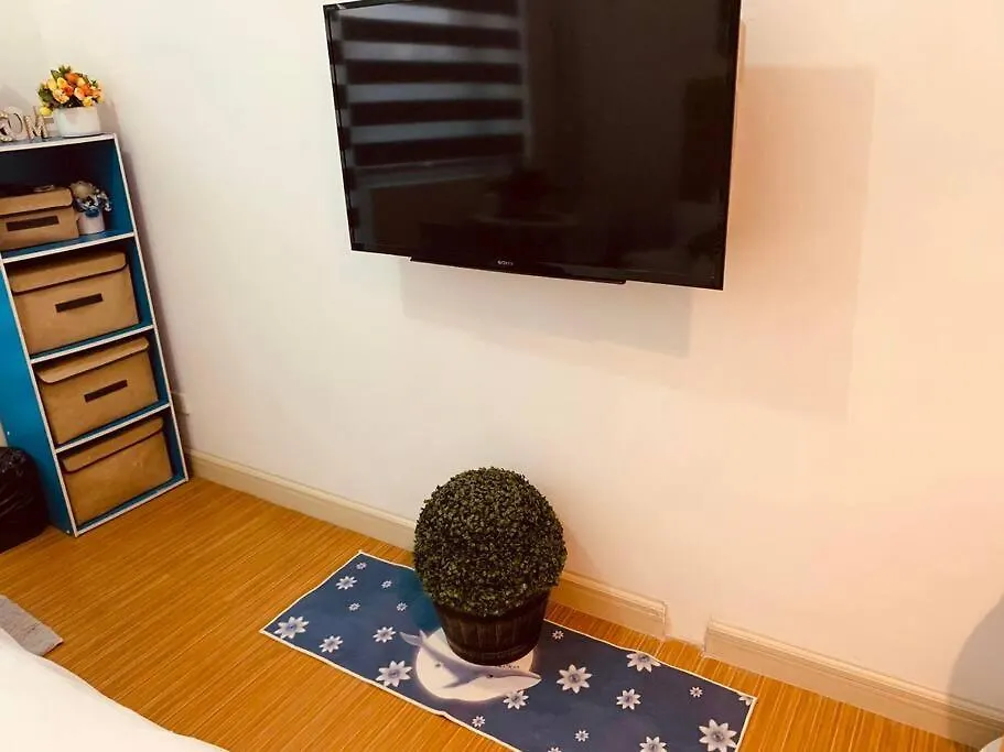 Studio Retreat: Wi-Fi, Netflix & Pool Access near BGC Manila Apartment