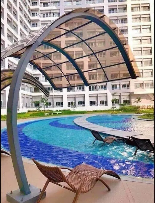 Studio Retreat: Wi-Fi, Netflix & Pool Access near BGC Manila