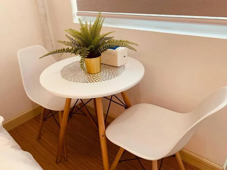 Studio Retreat: Wi-Fi, Netflix & Pool Access near BGC Manila