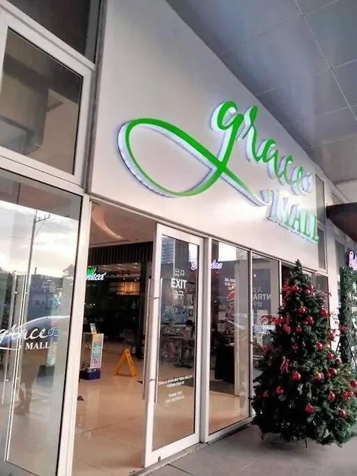 Studio Retreat: Wi-Fi, Netflix & Pool Access near BGC Manila Apartment