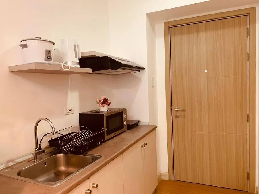 Apartment Studio Retreat: Wi-Fi, Netflix & Pool Access near BGC Manila