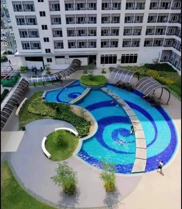 Studio Retreat: Wi-Fi, Netflix & Pool Access near BGC Manila Apartment